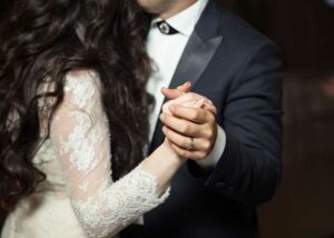 Lire la suite à propos de l’article Jeu de mariage de la danse du balai