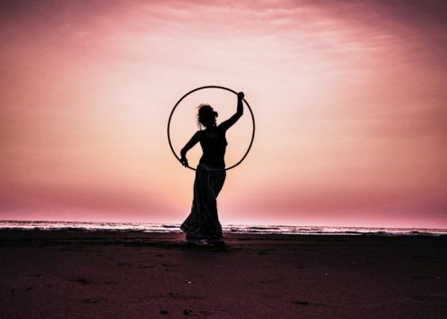Lire la suite à propos de l’article Le jeu du hula hoop : un jeu de mariage qui décoiffe !